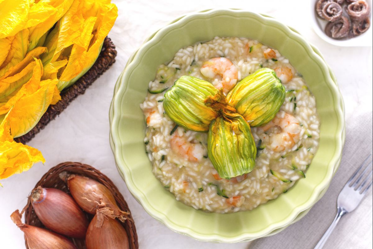 Risoto com camarões, abobrinha e flores de abóbora