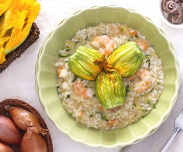 Risoto com camarões, abobrinha e flores de abóbora