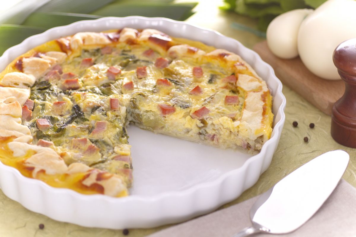 Quiche com escarola e cubos de presunto