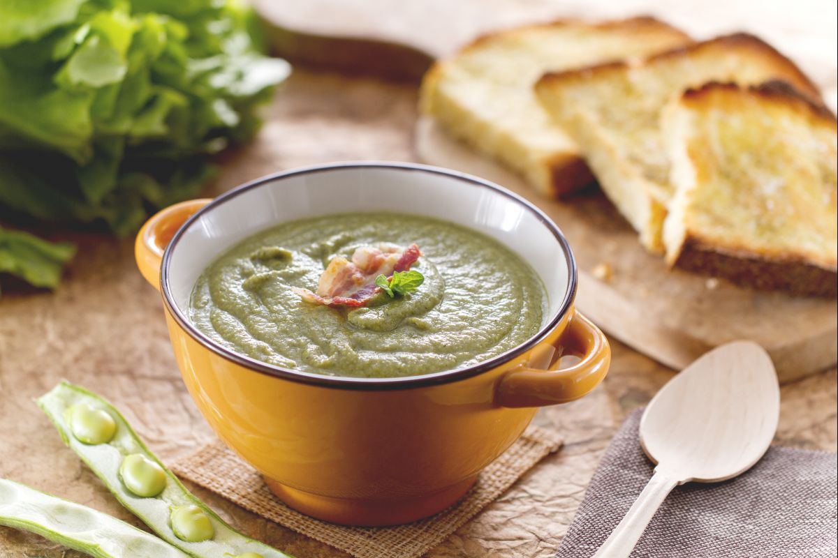 Creme de favas com escarola e croutons