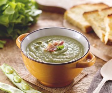 Creme de favas com escarola e croutons