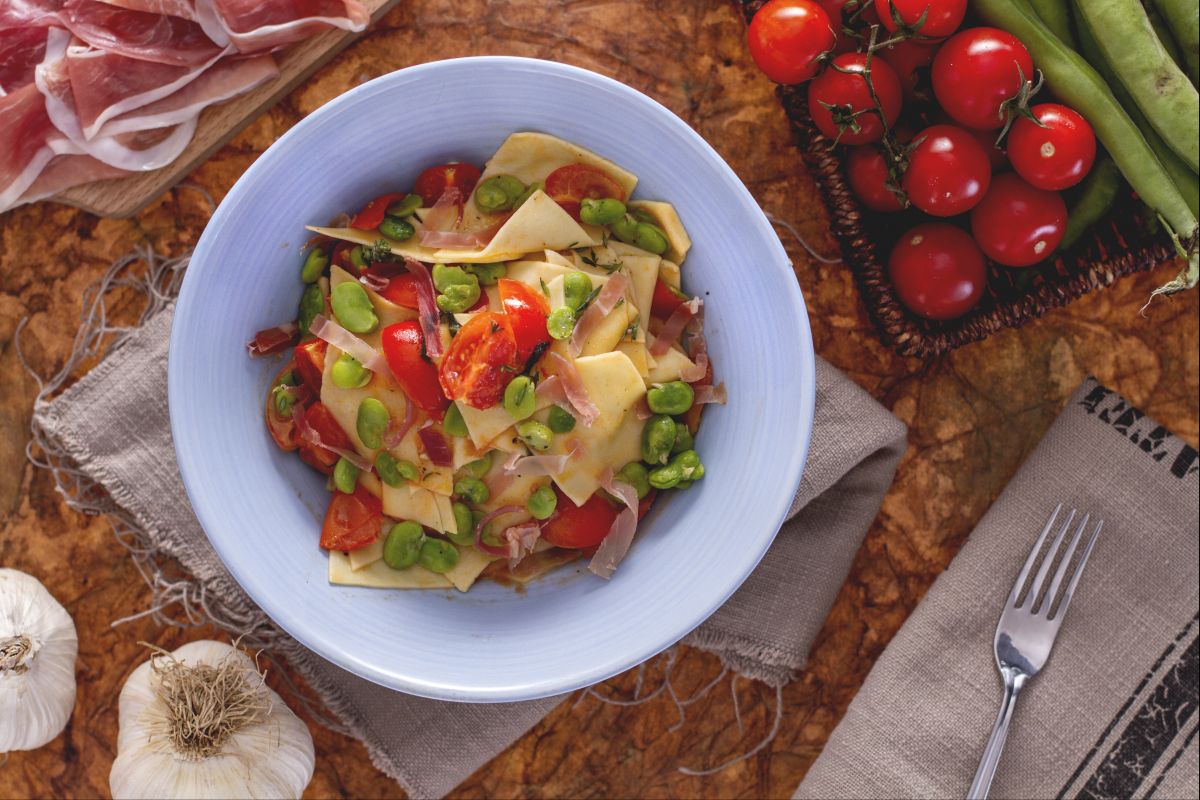 Maltagliati com favas e presunto cru
