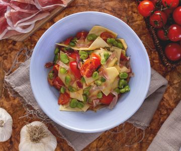 Maltagliati com favas e presunto cru