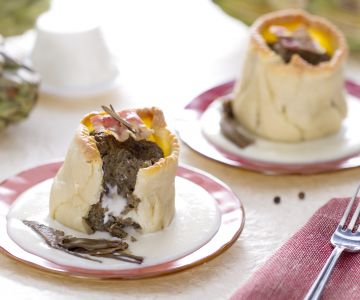 Tortinha de alcachofra com coração derretido