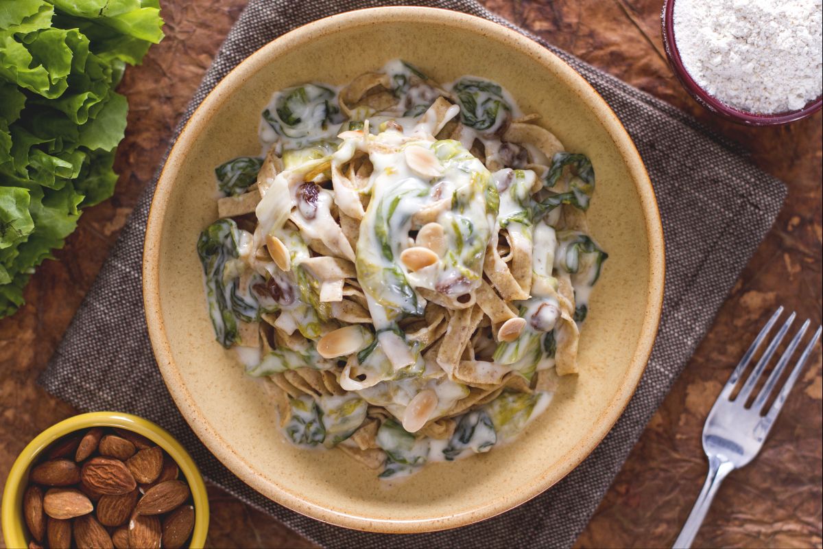 Tagliatelle integrais com escarola e fonduta de taleggio