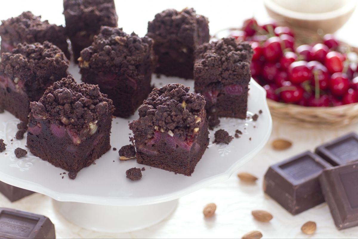 Crumb cake de chocolate e cerejas