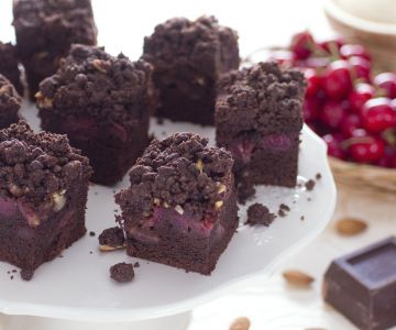 Crumb cake de chocolate e cerejas