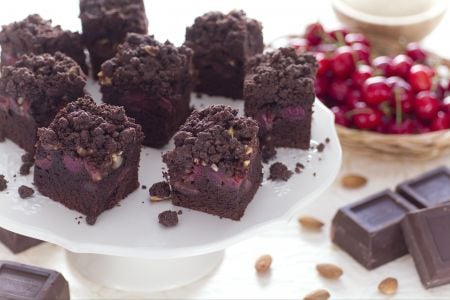 Crumb cake de chocolate e cerejas