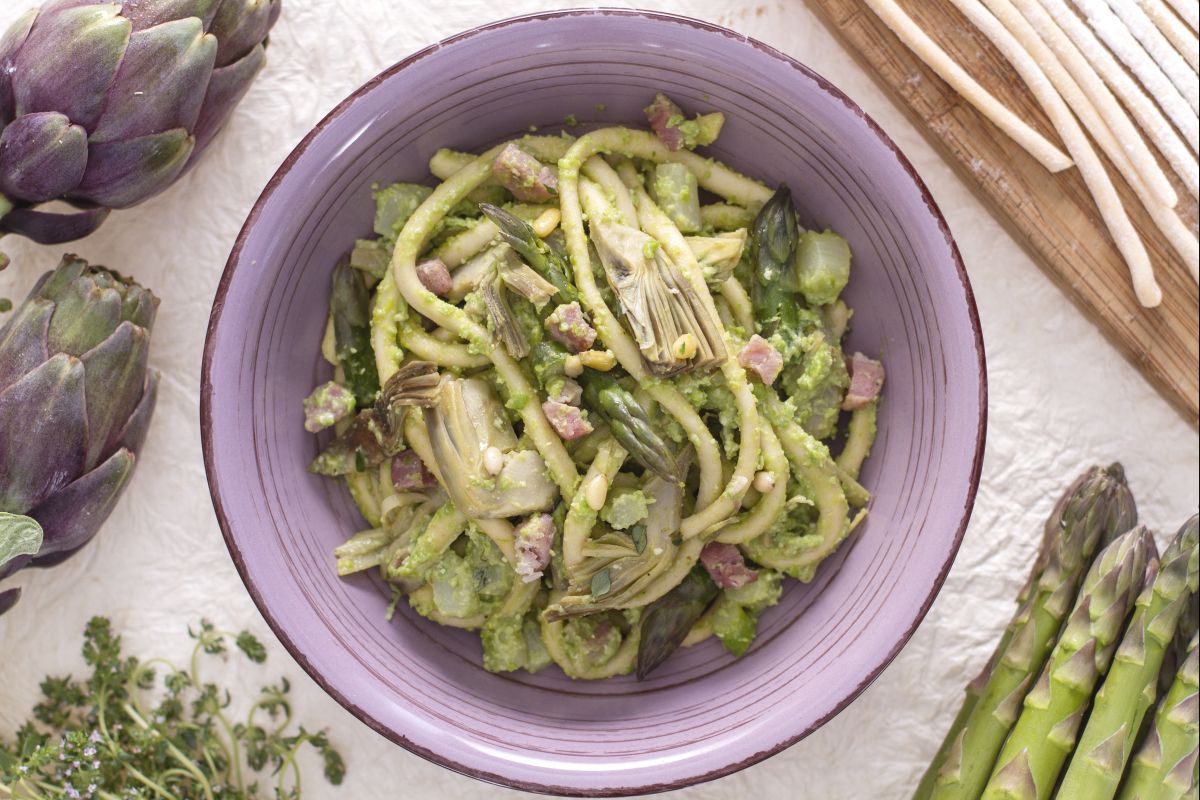 Bigoli com aspargos, alcachofras e pesto de ervilhas