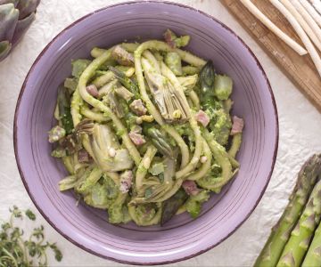 Bigoli com aspargos, alcachofras e pesto de ervilhas