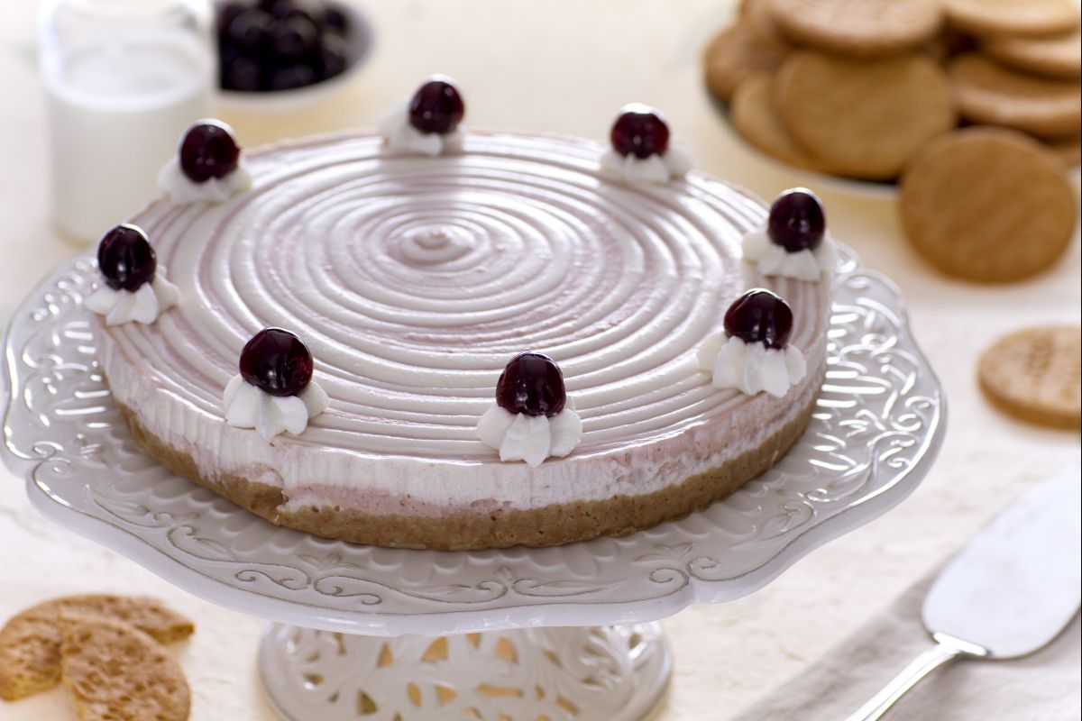 Cheesecake bicolor com creme de leite e amarena