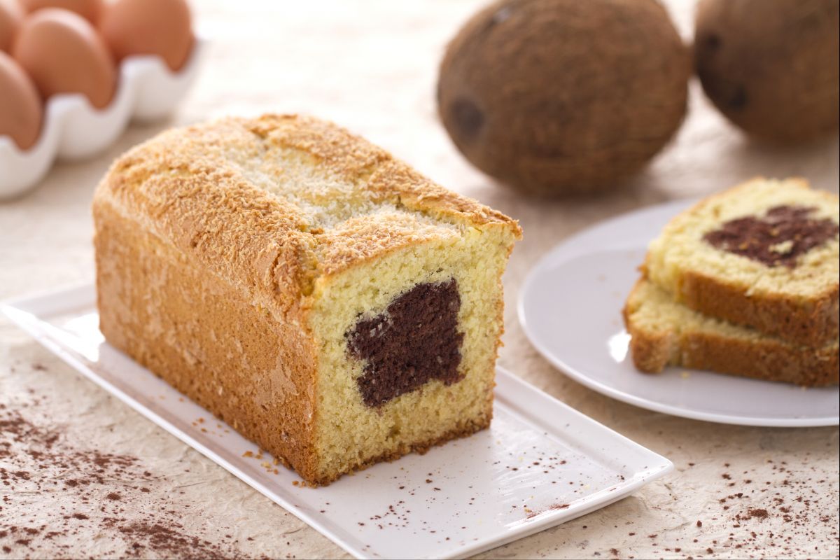 Bolo de coco com recheio de chocolate