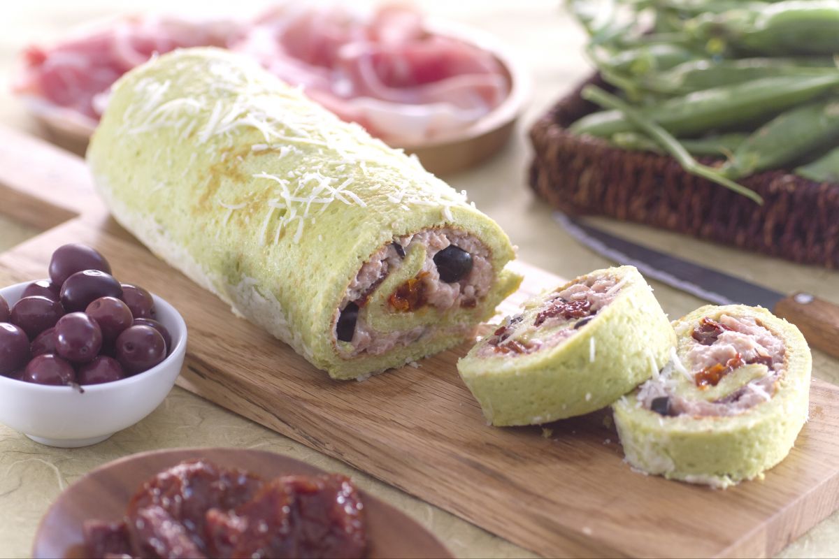 Rolo de ervilha com presunto cru e tomates secos