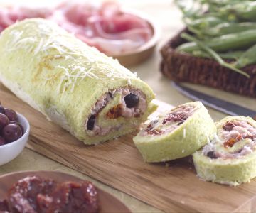 Rolo de ervilha com presunto cru e tomates secos