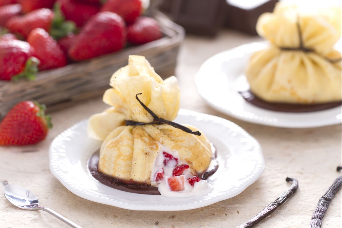 Trouxinhas de crepe com morangos
