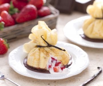 Trouxinhas de crepe com morangos
