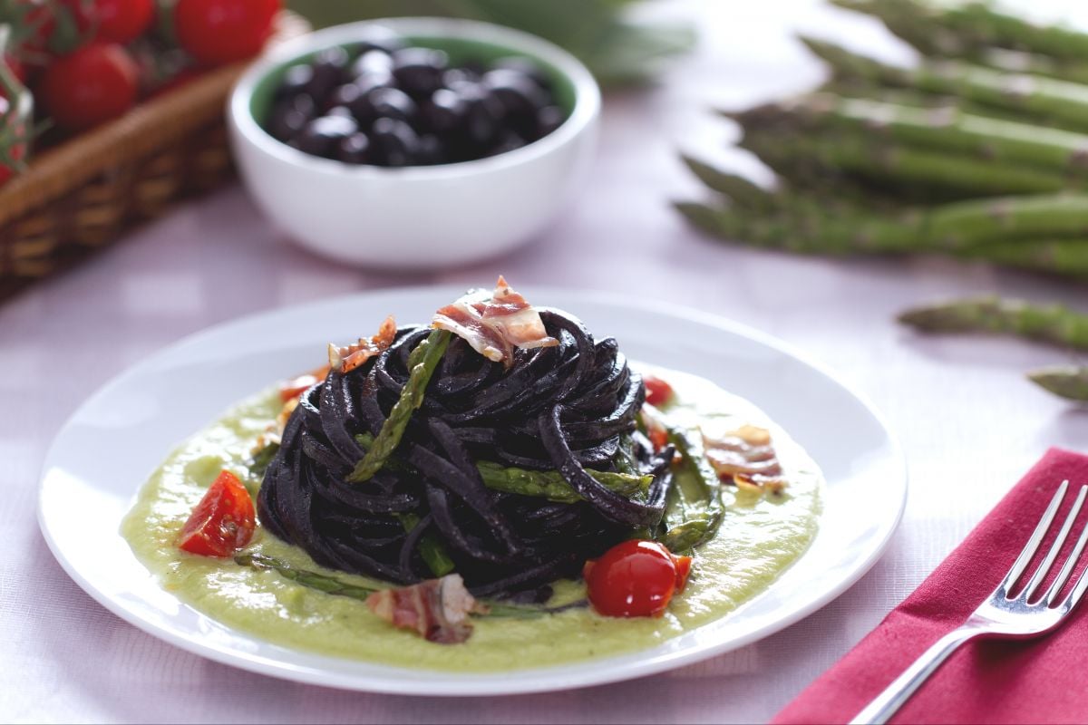Espaguete alla chitarra ao negro de azeitonas com aspargos e bacon