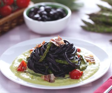 Espaguete alla chitarra ao negro de azeitonas com aspargos e bacon