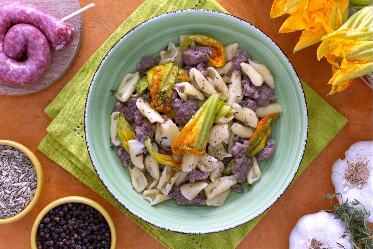 Cavatelli com linguiça e flores de abóbora