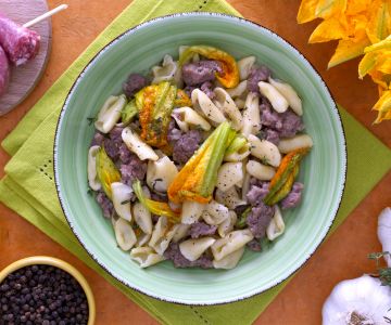 Cavatelli com linguiça e flores de abóbora