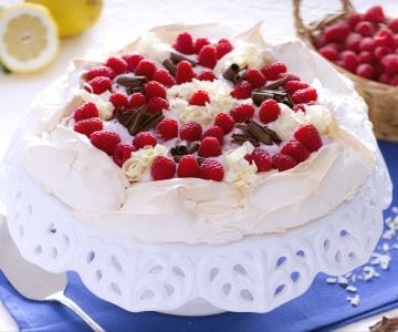 Pavlova com iogurte, framboesas e chocolate