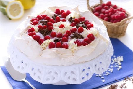 Pavlova com iogurte, framboesas e chocolate