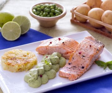 Filé de salmão com rosti e creme de ervilhas