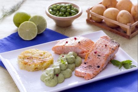 Filé de salmão com rosti e creme de ervilhas