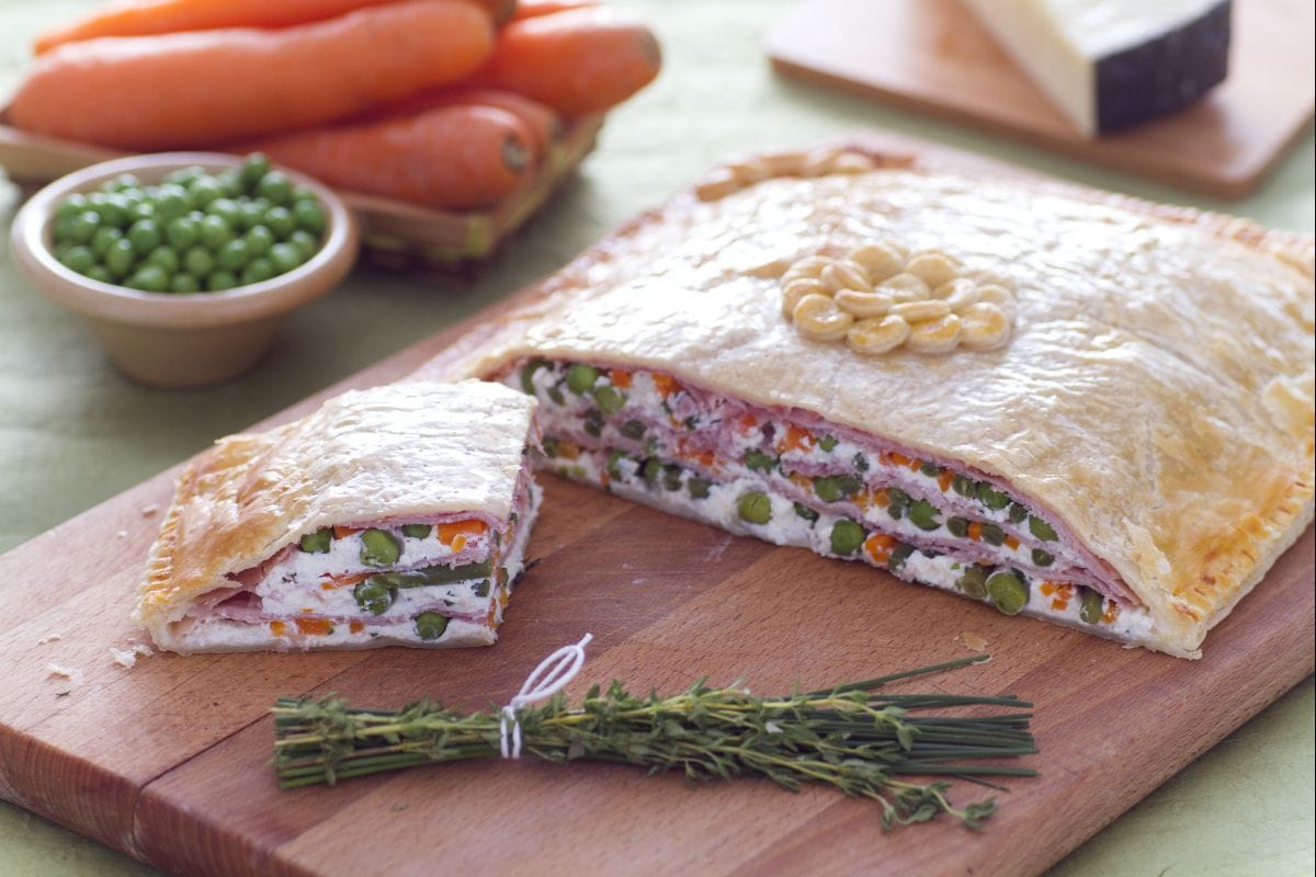 Folhado com presunto, ricota e legumes