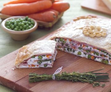 Folhado com presunto, ricota e legumes