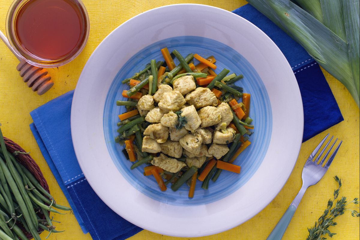 Peru ao curry com vegetais crocantes