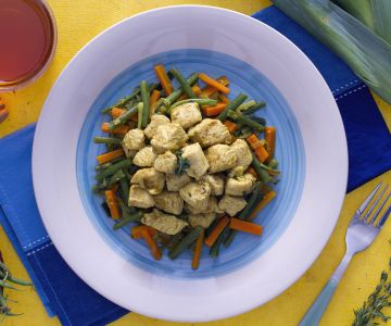 Peru ao curry com vegetais crocantes