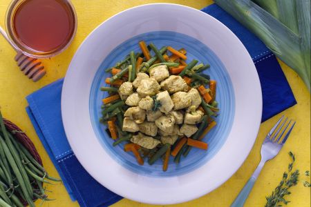 Peru ao curry com vegetais crocantes