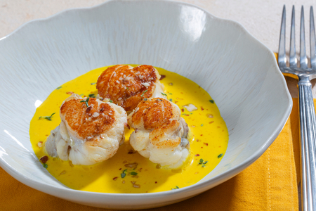 Tamboril em molho de açafrão e limão