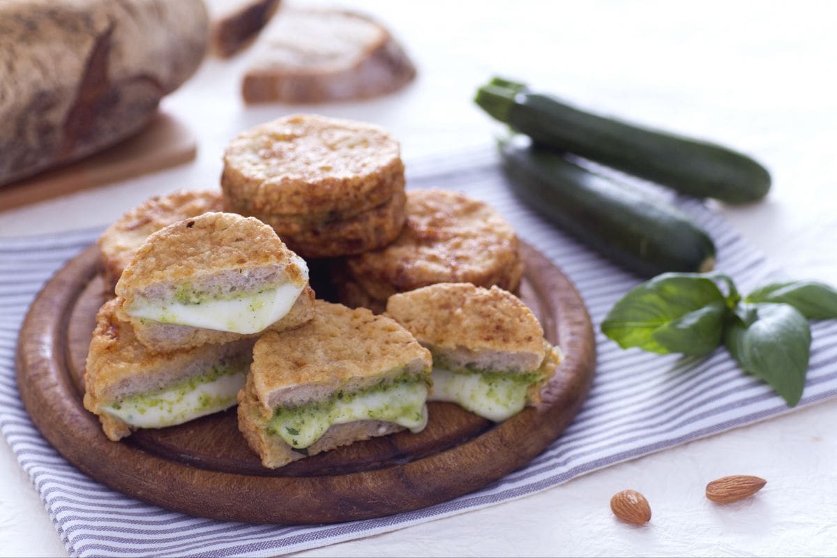 Mozzarella in carrozza ao verde com pesto de abobrinha e manjericão