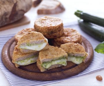 Mozzarella in carrozza ao verde com pesto de abobrinha e manjericão