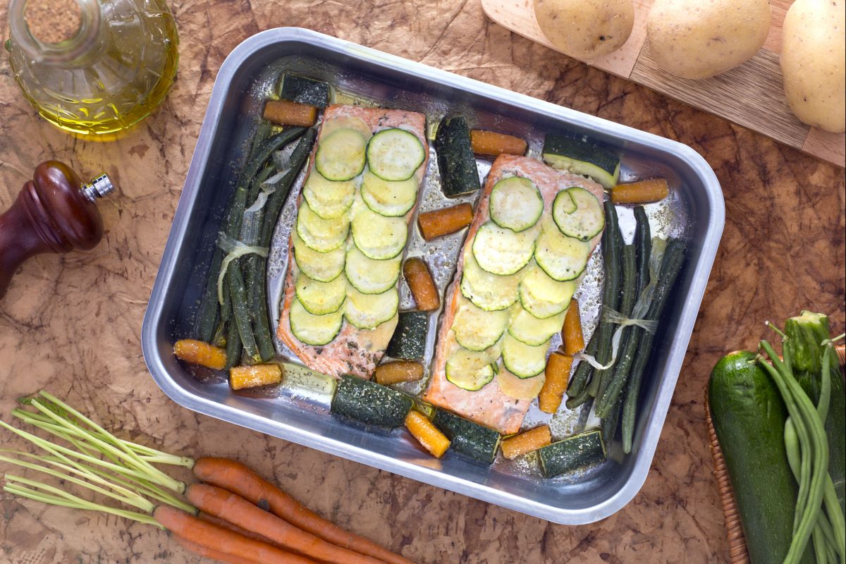 Filé de salmão em crosta de batatas e abobrinhas