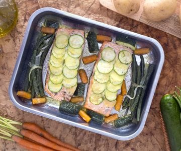 Filé de salmão em crosta de batatas e abobrinhas