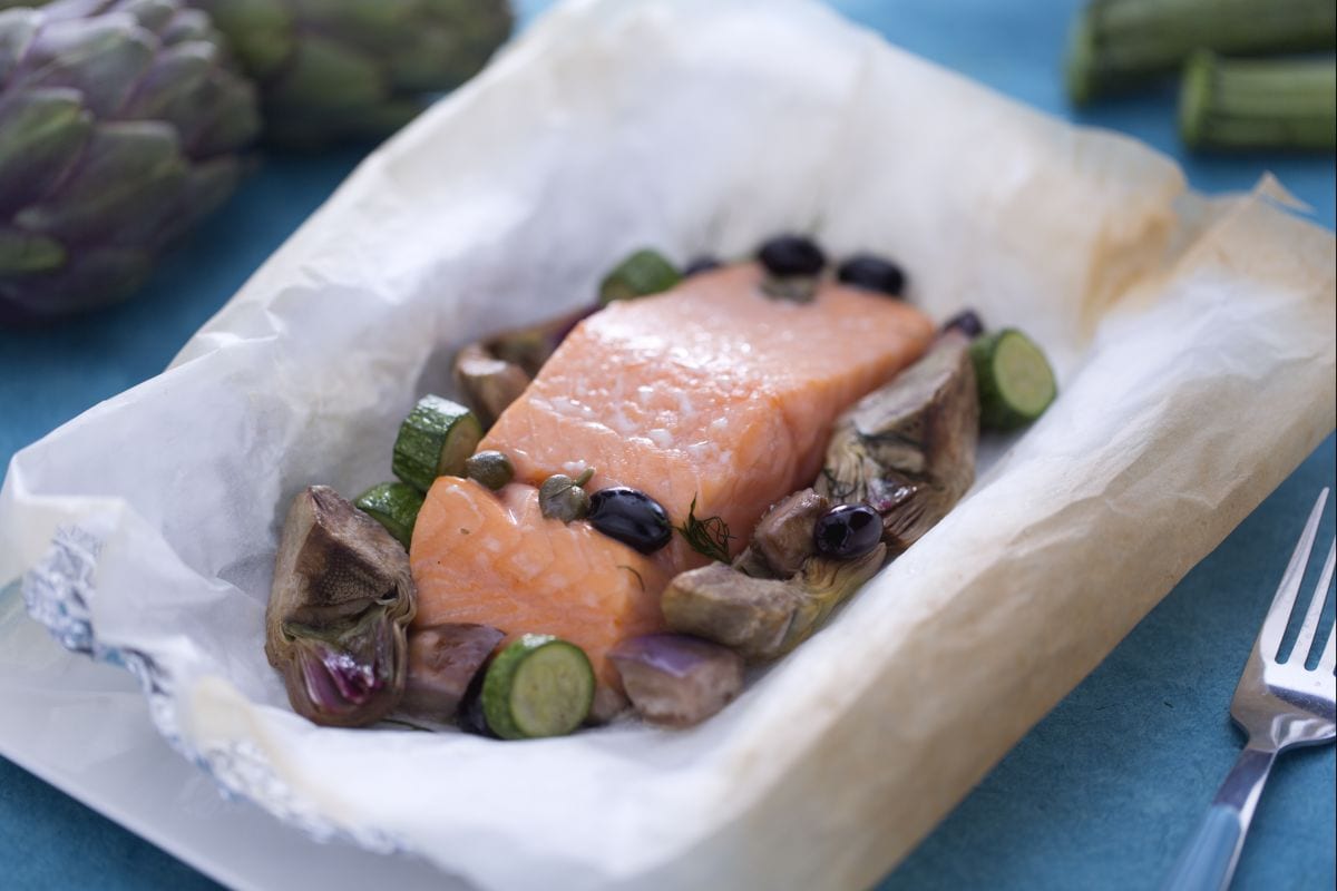 Salmão no papelote com legumes variados