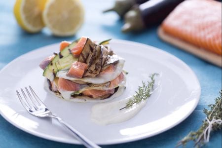 Lasagnette aberta com salmão, abobrinha e berinjela grelhada