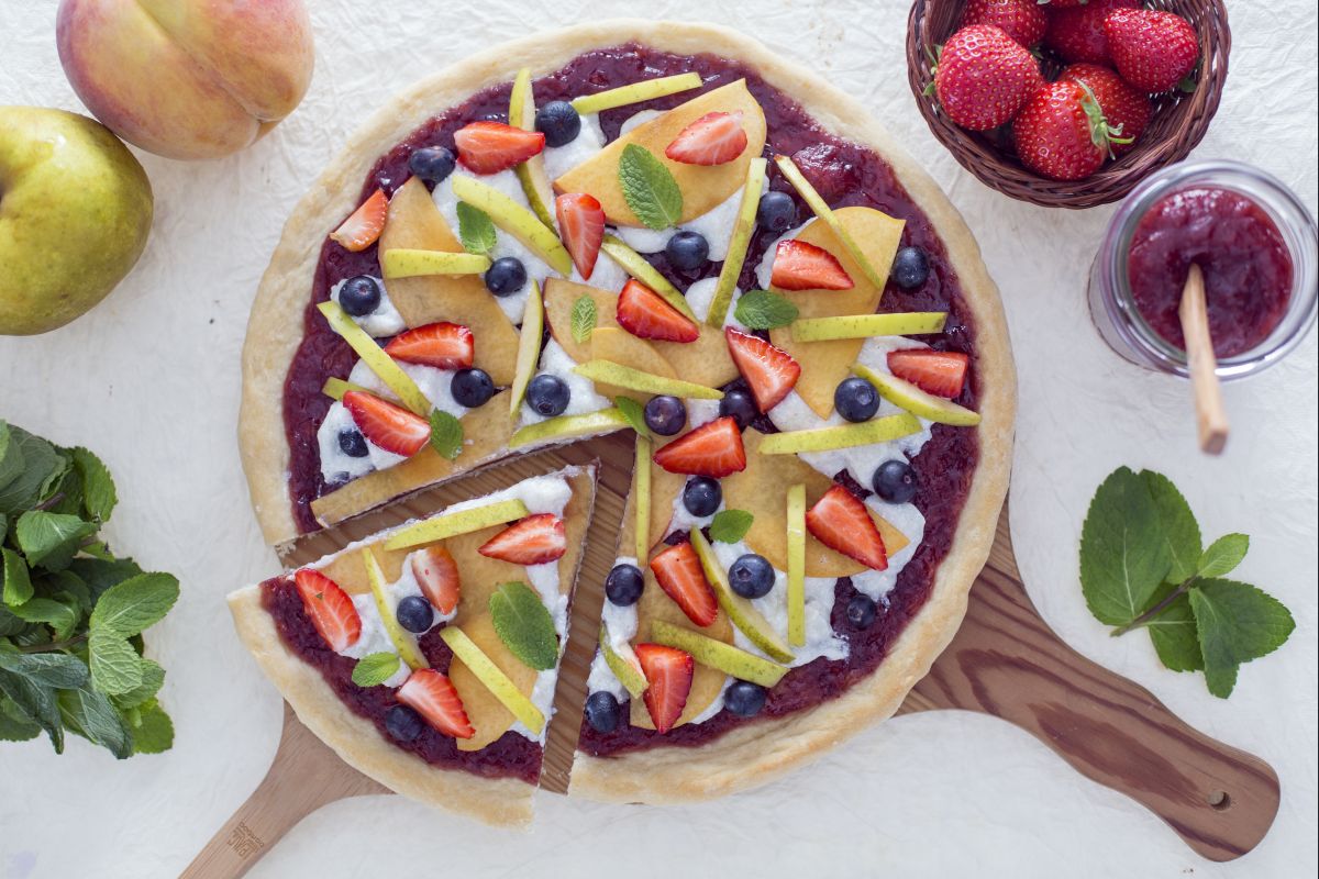 Pizza doce com geleia de morango