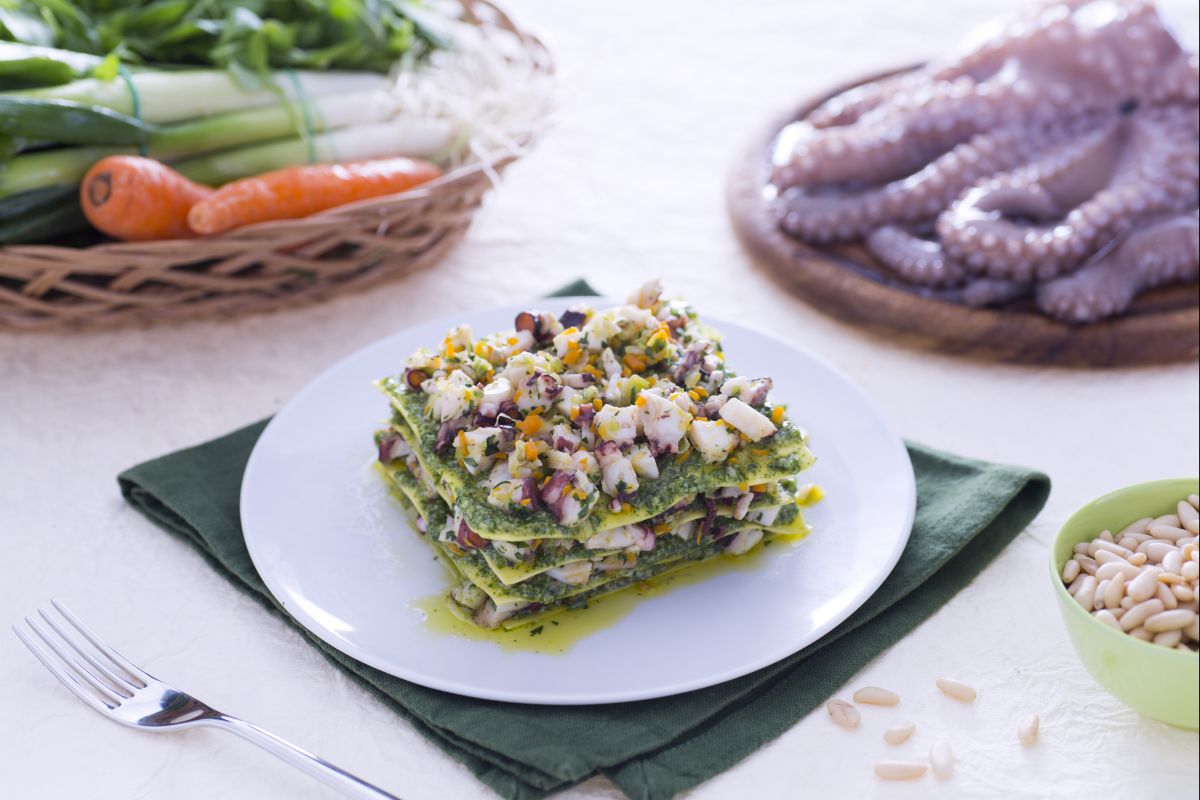 Lasanha verde com pesto de rúcula e ragu de polvo