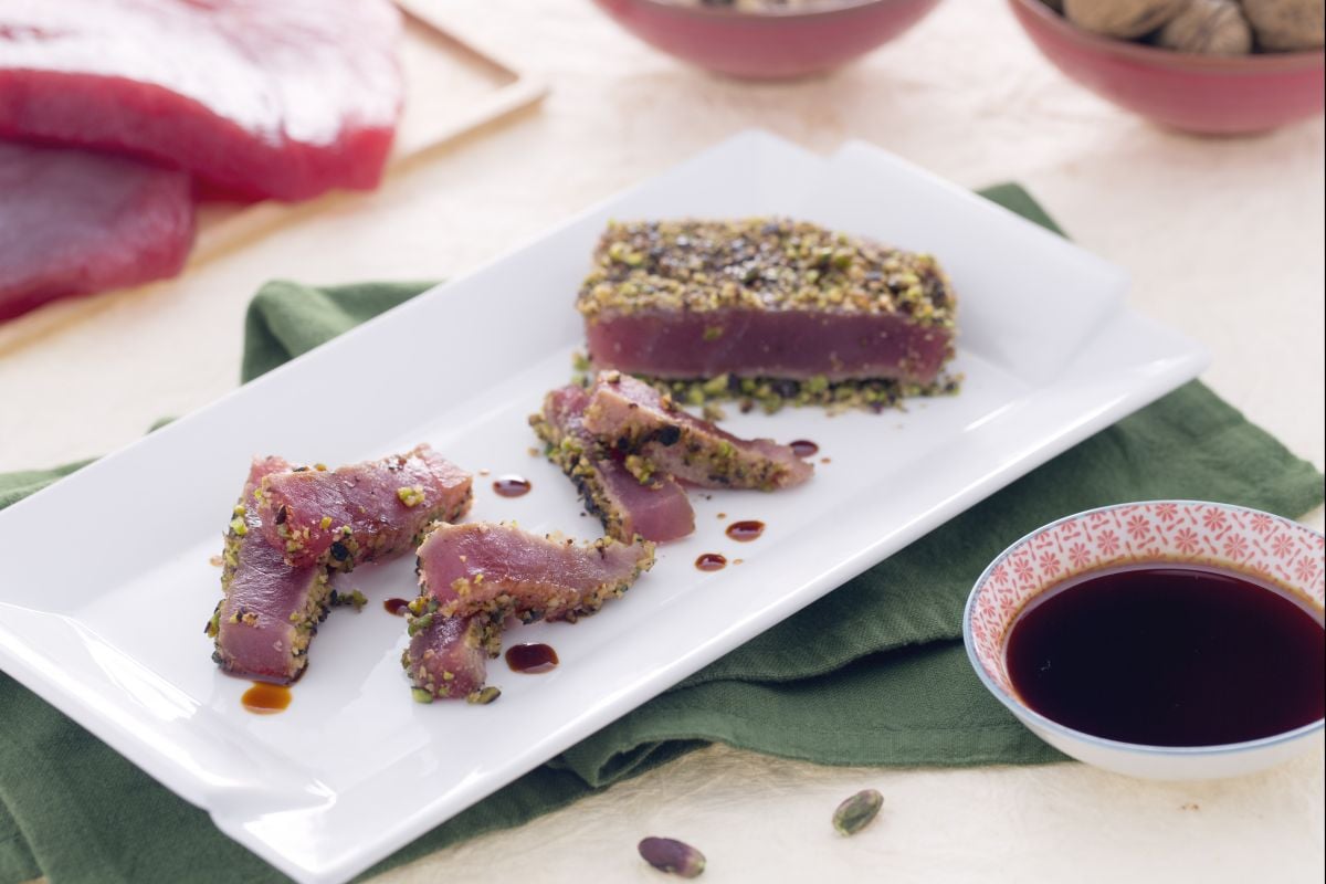 Filé de atum em crosta de nozes e pistache