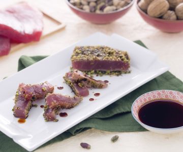 Filé de atum em crosta de nozes e pistache