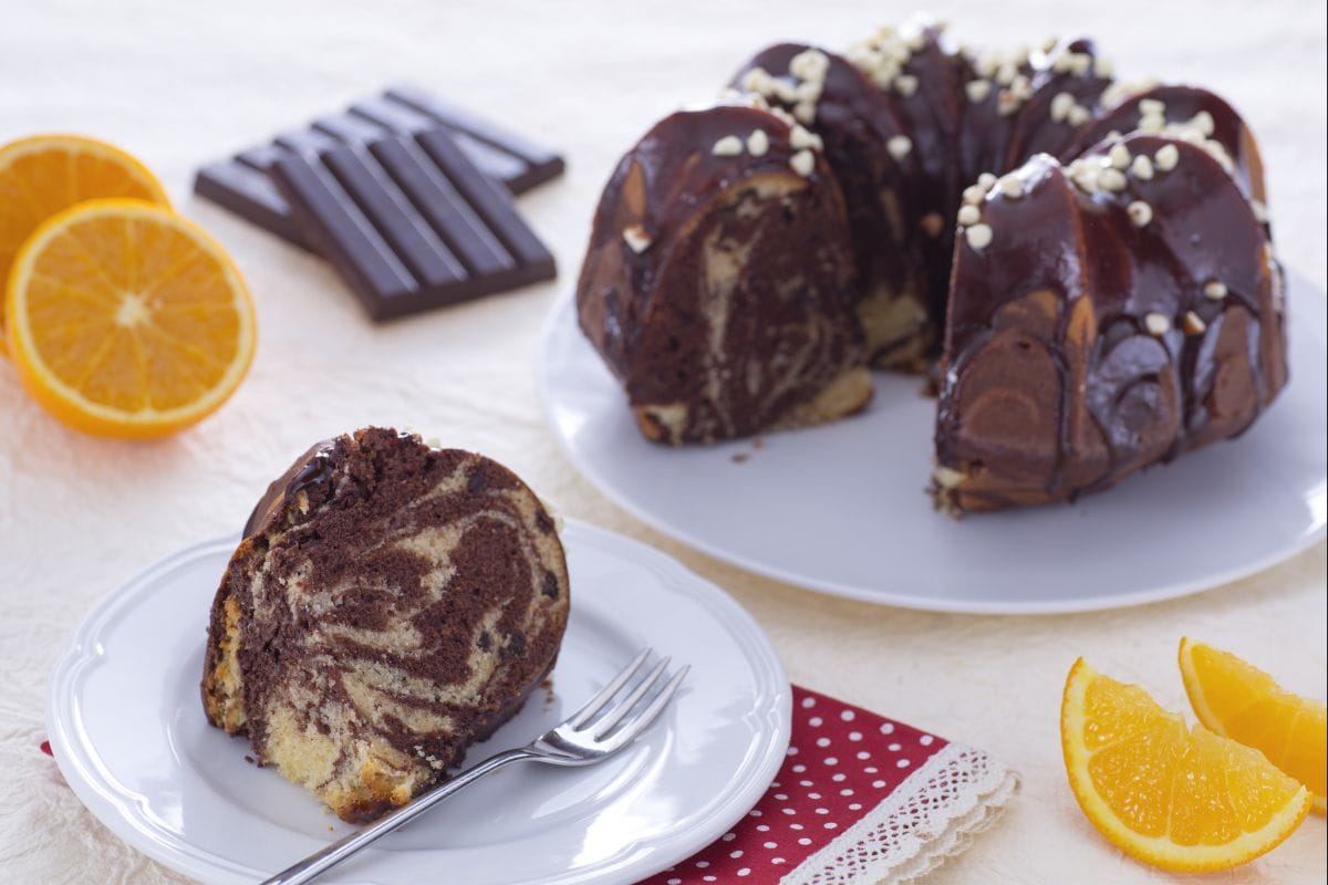 Bolo mármore de cacau e gotas de chocolate