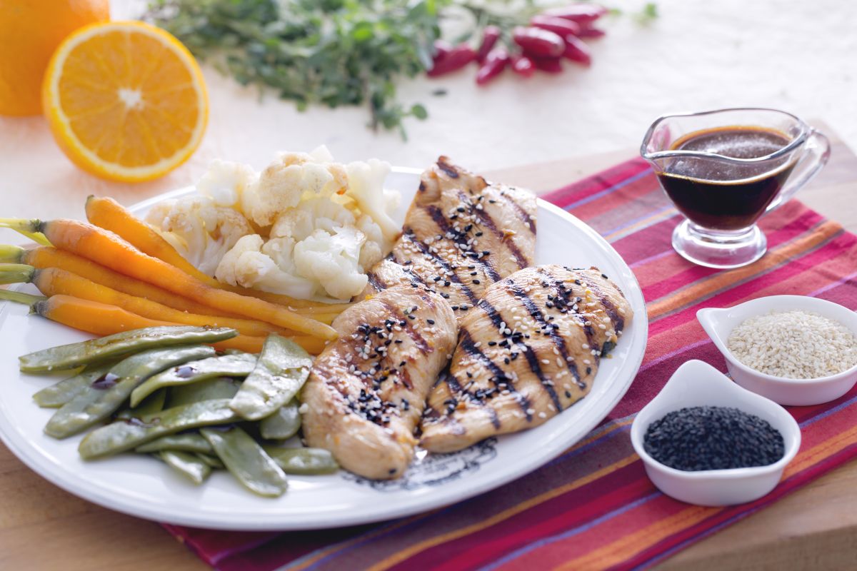 Frango ao molho de soja com legumes no vapor