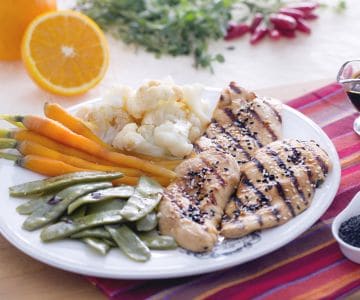 Frango ao molho de soja com legumes no vapor