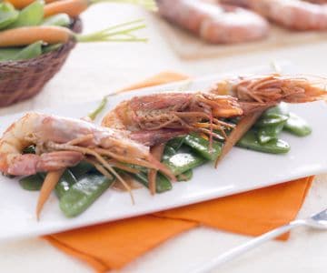 Camarões salteados em molho teriyaki com ervilhas-torta e cenourinhas