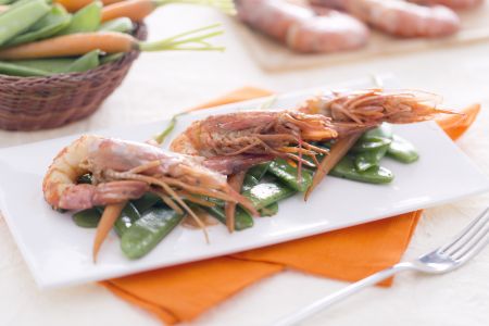 Camarões salteados em molho teriyaki com ervilhas-torta e cenourinhas