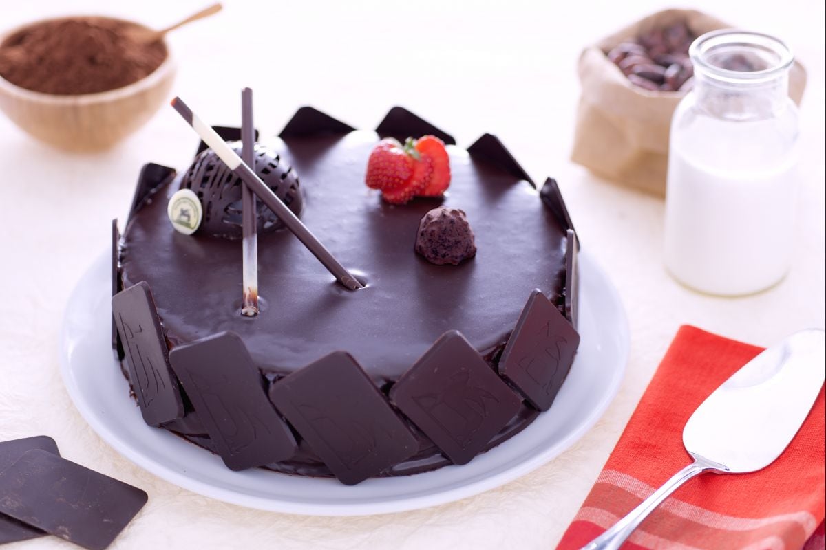 Bolo glaceado com creme diplomata de chocolate